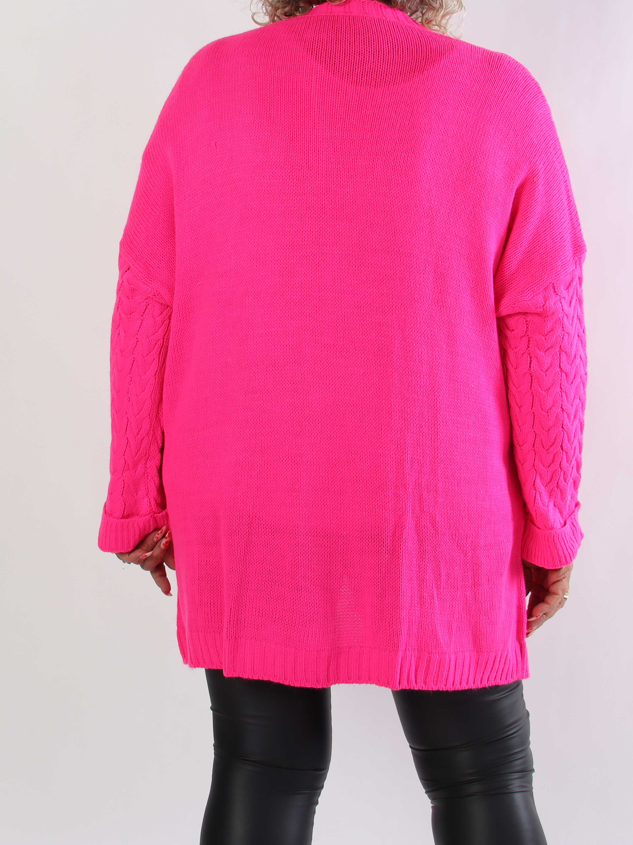 Gladys - Plus size strikcardigan i klassisk kabelstrik med fine træknapper